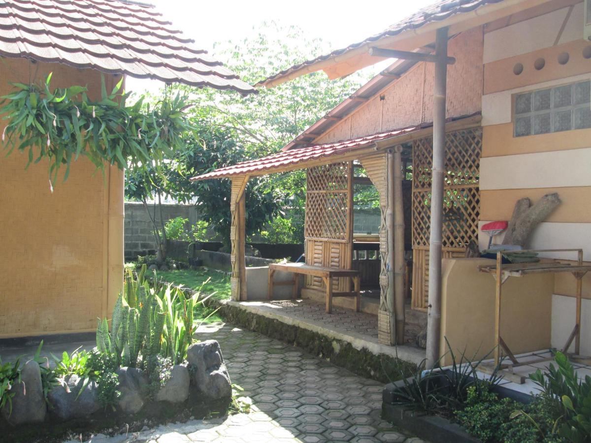 Gypsi Guest House Pangandaran Exterior photo