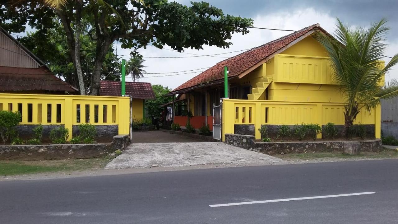 Gypsi Guest House Pangandaran Exterior photo